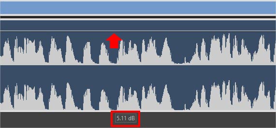 Muovendo la linea orizzontale in alto o in basso si modifica il gain della clip audio