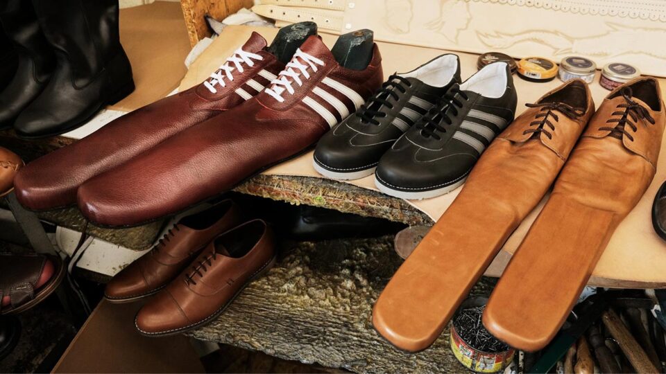 Scarpe giganti per favorire la distanza sociale: l'idea di un calzolaio rumeno
