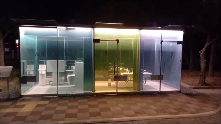 Di notte a Tokyo i bagni pubblici trasparenti illuminano il parco