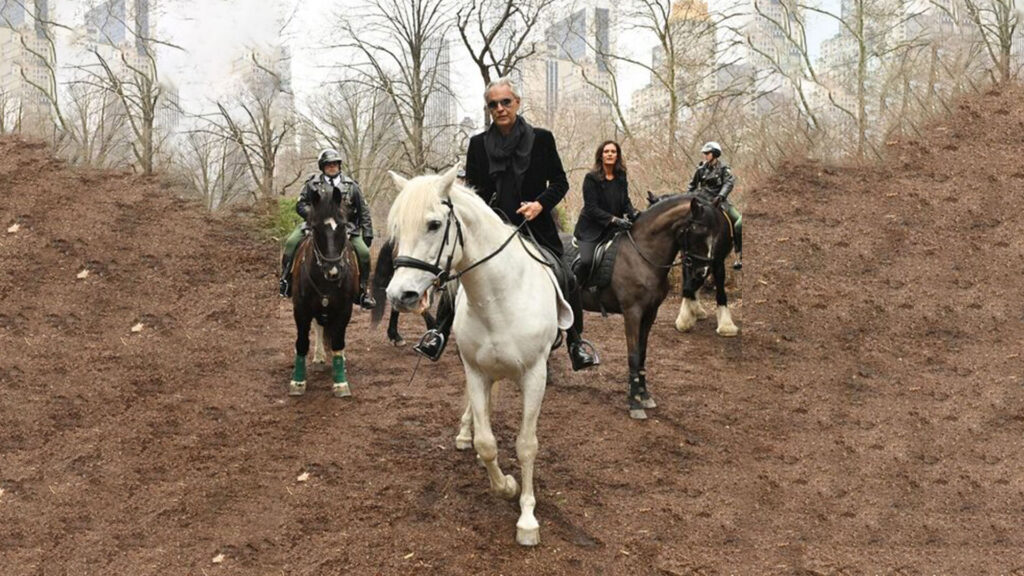 Sopresa di Andrea Bocelli ai suoi fan: a cavallo con la moglie Veronica a Times Square per rpesentare il docu-film "The Jorney"