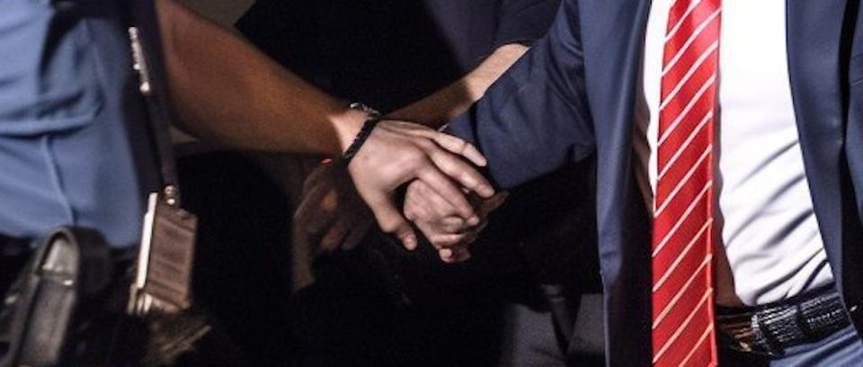 Dettaglio di un'immagine fake dell'arresto di Donald Trump