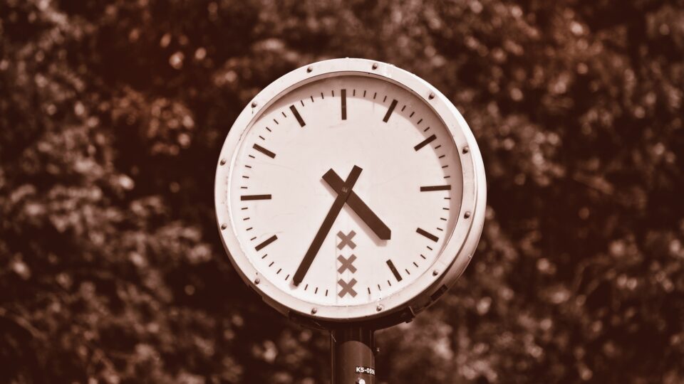 Cambio ora legale 2023: quando spostare le lancette e come farlo nei vari dispositivi