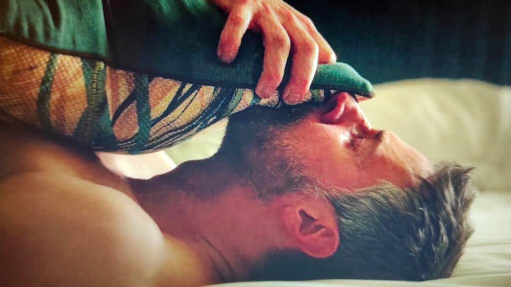 La famosa scena del cuscino tratta dalla seconda puntata della serie erotica di Netflix: "Ossessione"