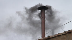 Come funziona un conclave? Fumata nera e fumata bianca